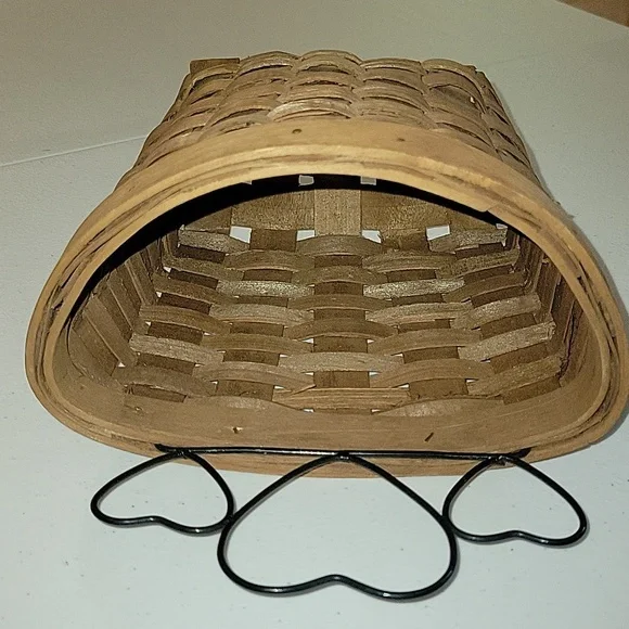 ● Vintage Wicker Basket with Hearts - Picture 6 of 8